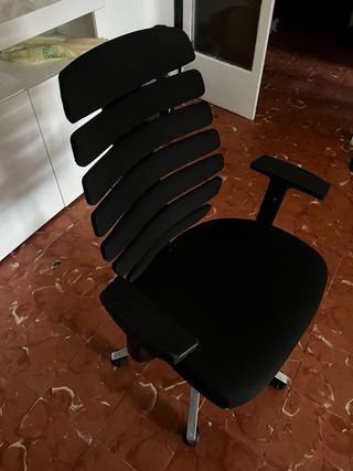Silla ergonómica de oficina negra