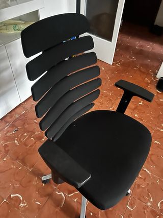 Silla ergonómica de oficina negra