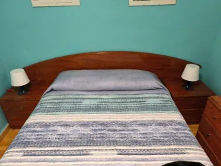 Cabecero con mesitas cómoda y espejo