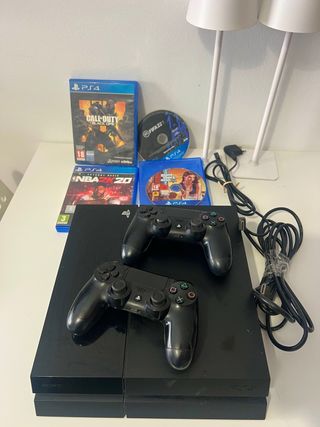 PS4 con 2 mandos, cables y 4 juegos