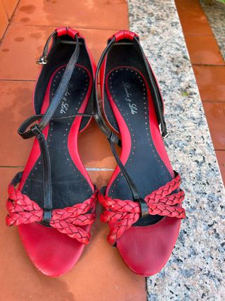 Sandalias Bimba y Lola rojas y negras