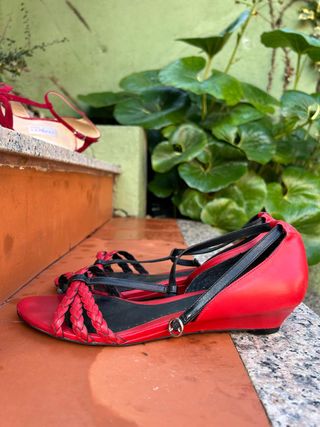 Sandalias Bimba y Lola rojas y negras