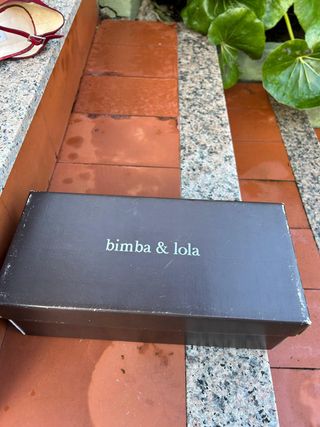 Sandalias Bimba y Lola rojas y negras