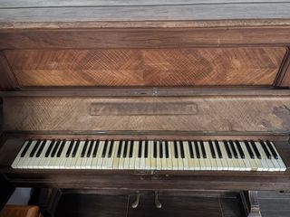 Piano de madera antiguo