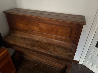 Piano de madera antiguo