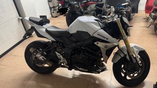 Suzuki GSR 750 Blanca