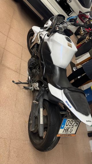 Suzuki GSR 750 Blanca