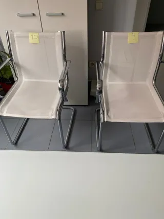 Sillas de oficina plateadas y blancas