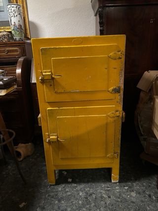 Nevera de hielo vintage amarilla