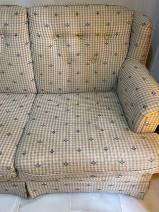 Sofá cama beige y multicolor