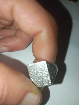 Anillo de plata con diseño grabado