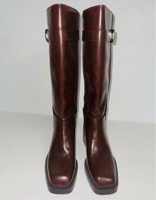 Botas altas burdeos con hebilla