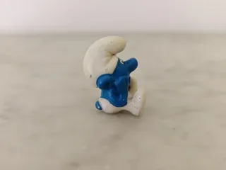 Figura Pitufo sentado