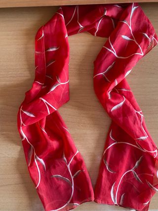Fular rojo con estampado floral