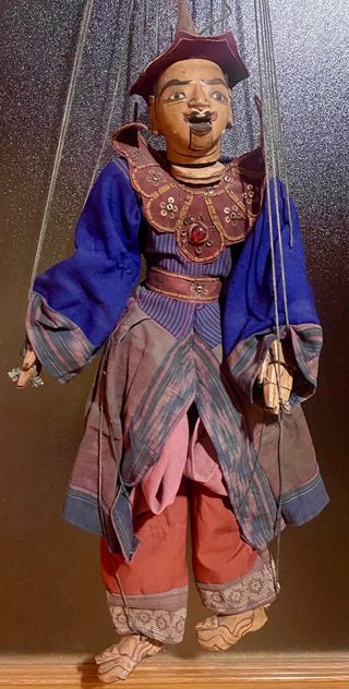 Marioneta de madera de Birmania hecha a mano