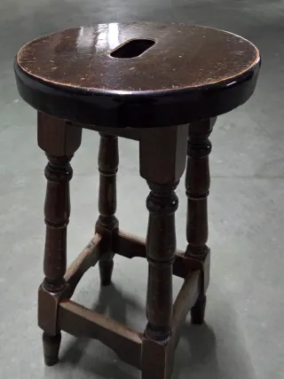 Taburete de madera oscuro