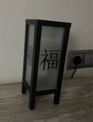 Lámpara de mesa con carácter asiático