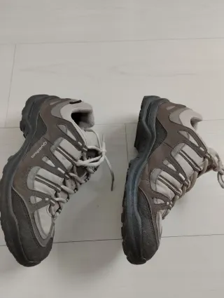 Zapatos de senderismo beige y grises