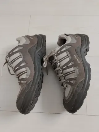 Zapatos de senderismo beige y grises