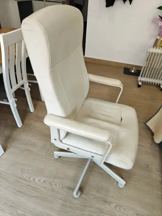 Silla de oficina beige con respaldo alto