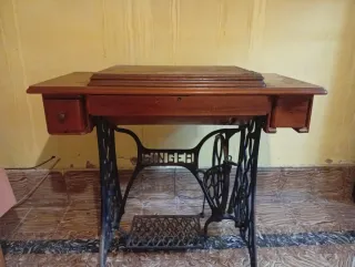 Mesa antigua máquina de coser Singer
