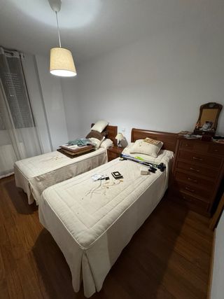 Mesita de noche, cómoda madera y cabecero