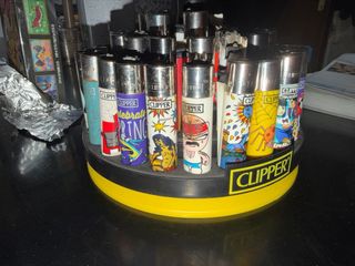 Espositore Clipper pieno di accendini