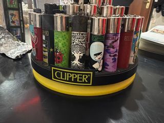Espositore Clipper pieno di accendini