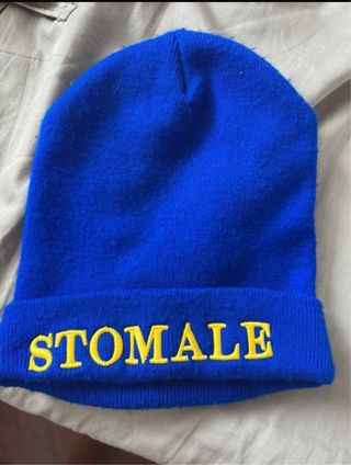 Cappellino blu con scritta STOMALE