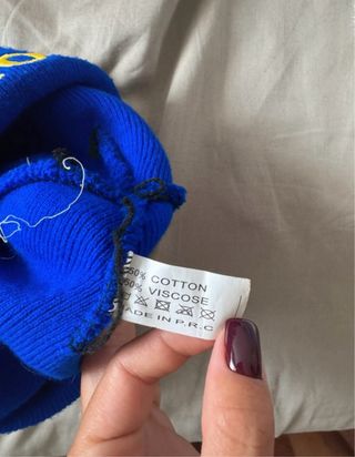 Cappellino blu con scritta STOMALE