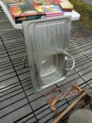 Fregadero de metal con grifo