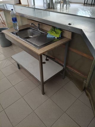Barra de bar acero inoxidable y mesa fregadero