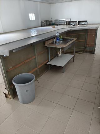 Barra de bar acero inoxidable y mesa fregadero