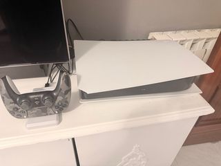 PlayStation 5 con juegos digitales y control