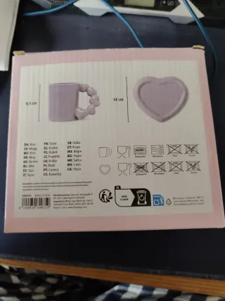 Tazza viola con piattino a forma di cuore.