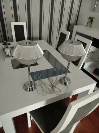 Dos lámpara de mesa moderna plateada, nuevas.
