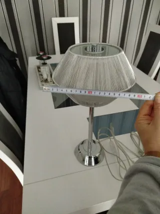 Dos lámpara de mesa moderna plateada, nuevas.