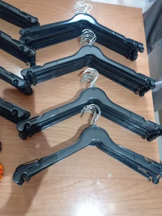 Perchas de plástico negras (Set de 78)