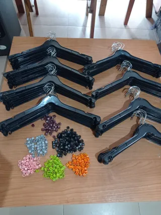 Perchas de plástico negras (Set de 78)