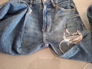 Pantalón vaquero pitillo desgastado