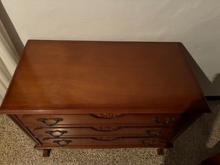 Cómoda de madera marrón