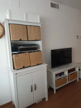 Muebles de salón blanco, para tele y almacenamient