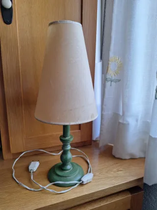 Lámpara de mesa verde y beige