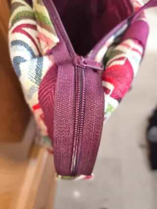 Bolso de mano tejido nuevo. Burdeos