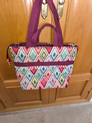 Bolso de mano tejido nuevo. Burdeos