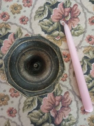 Portavelas vintage metal dorado y vela rosa