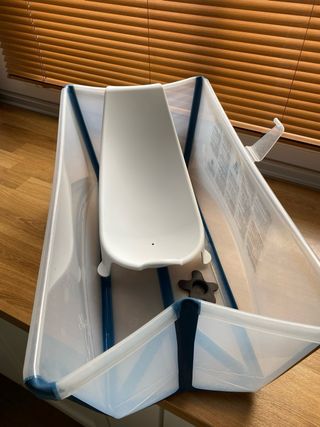 Bañera Stokke con patinete