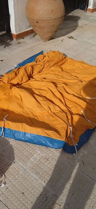 Tienda de campaña canadiense naranja