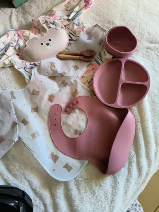 Set cubiertos, plato y baberos bebé