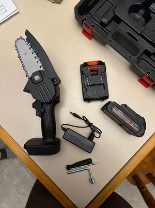 Motosega elettrica con batteria e valigetta